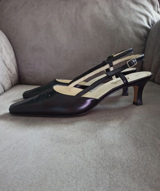 Tacones de tacón bajo slingback negros