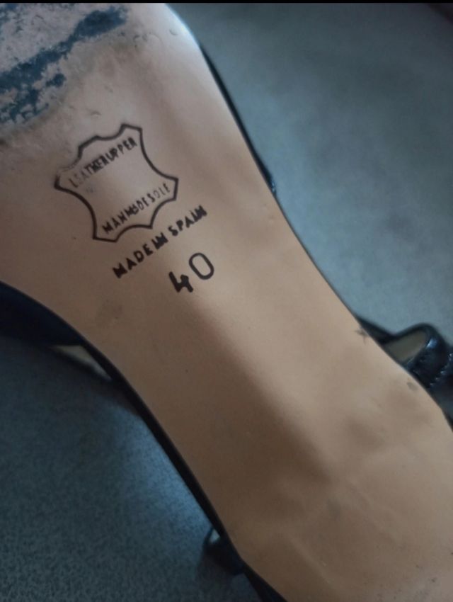 Tacones de tacón bajo slingback negros