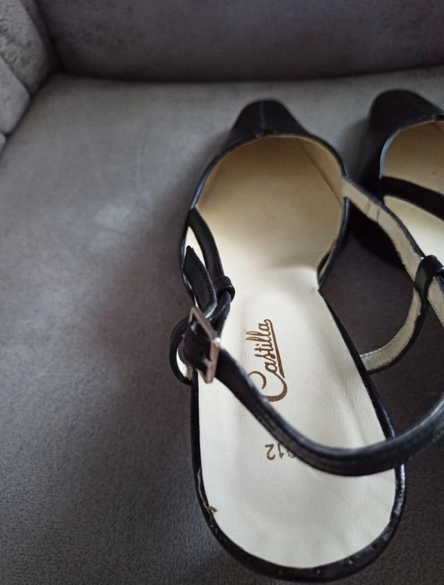 Tacones de tacón bajo slingback negros