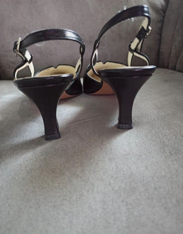 Tacones de tacón bajo slingback negros