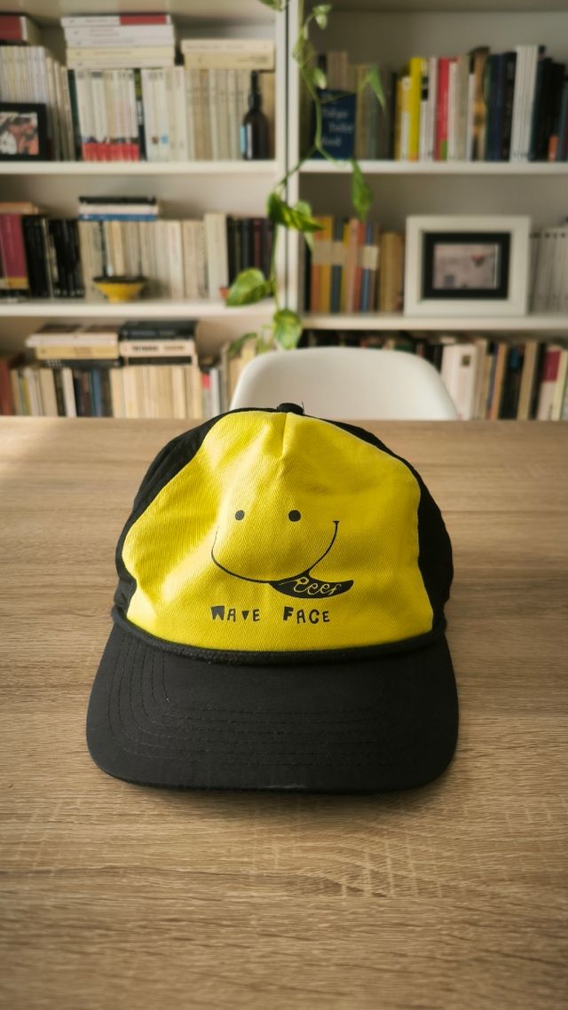 Gorra Reef negra y amarilla