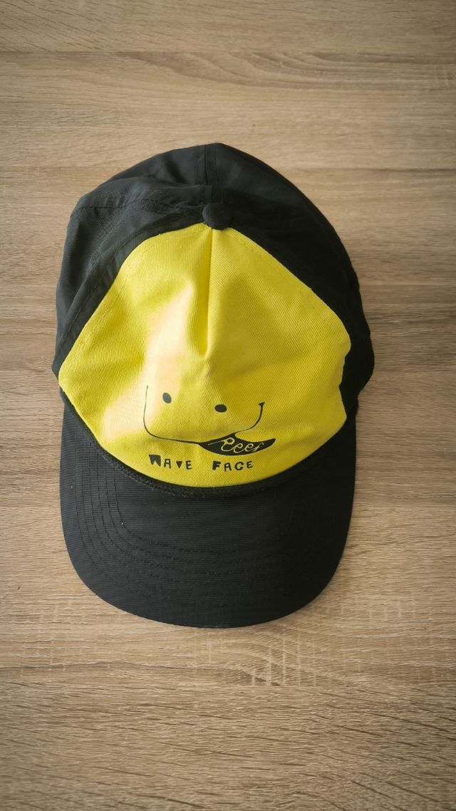 Gorra Reef negra y amarilla