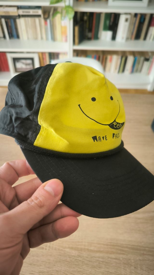 Gorra Reef negra y amarilla