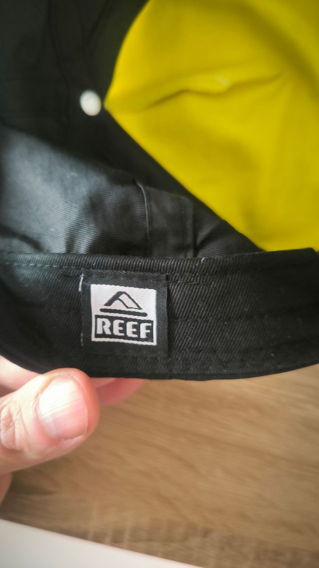 Gorra Reef negra y amarilla