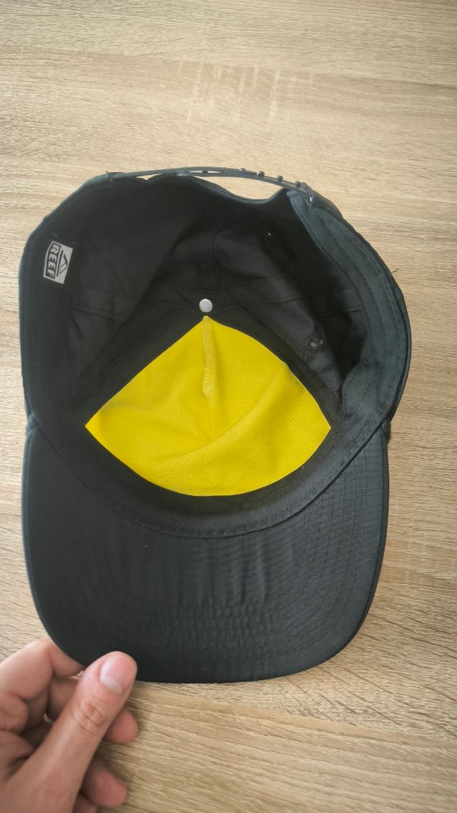 Gorra Reef negra y amarilla