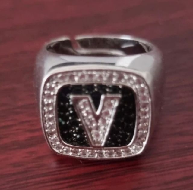 Anello con iniziale V argento e zirconi