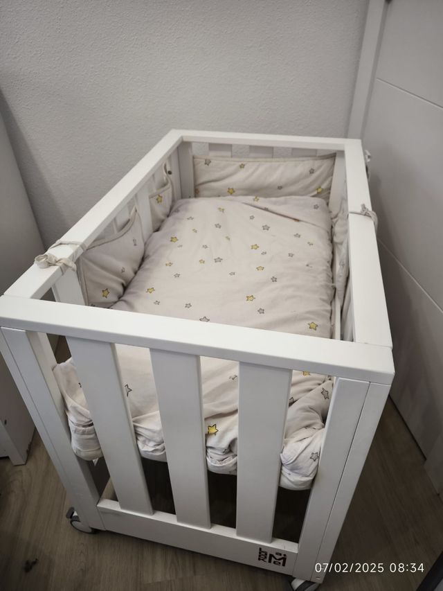 Mini cuna y regalo urge