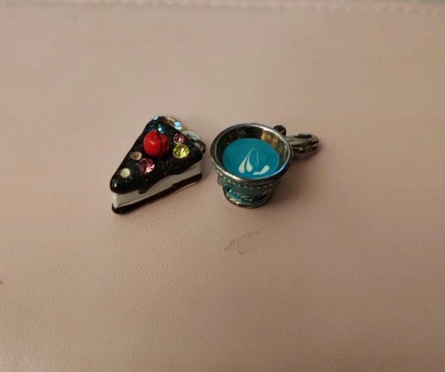 Charms Alice in wonderland