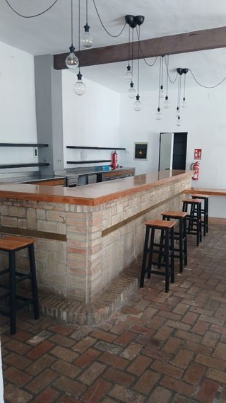 Se alquila local hostelero