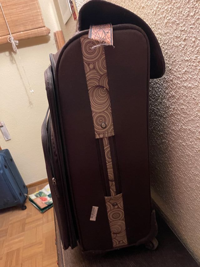 Maleta marrón con ruedas y diseño práctico