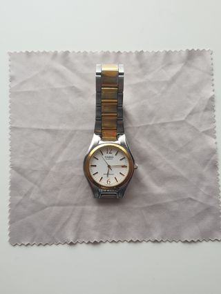 Casio Quart (plateado y dorado)