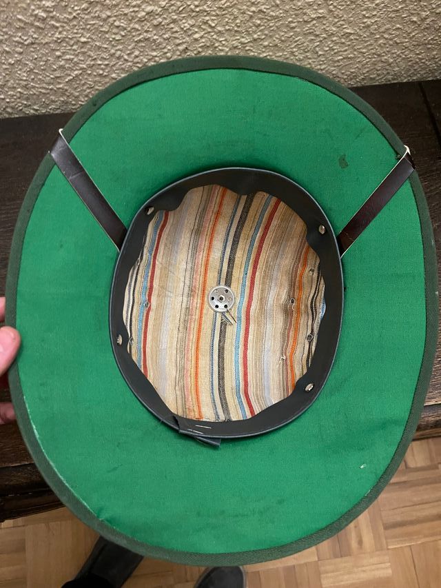 Sombrero safari verde con interior a rayas vintage