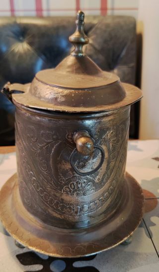 Caja de metal tallado. Artesanía árabe