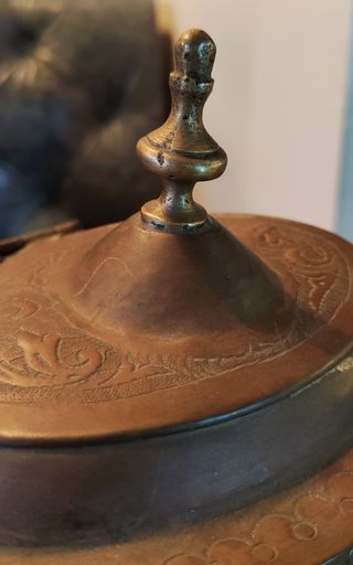 Caja de metal tallado. Artesanía árabe