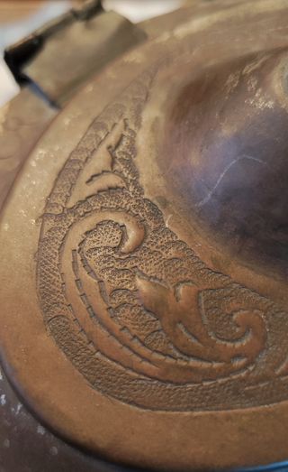 Caja de metal tallado. Artesanía árabe