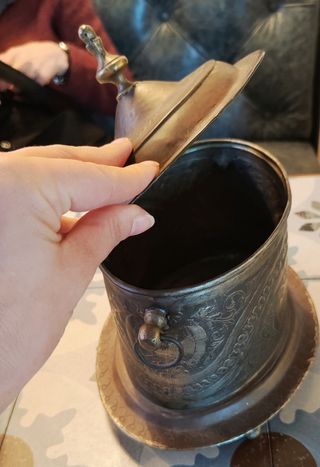 Caja de metal tallado. Artesanía árabe