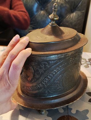 Caja de metal tallado. Artesanía árabe