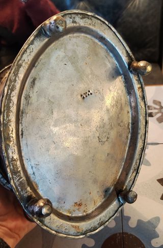 Caja de metal tallado. Artesanía árabe