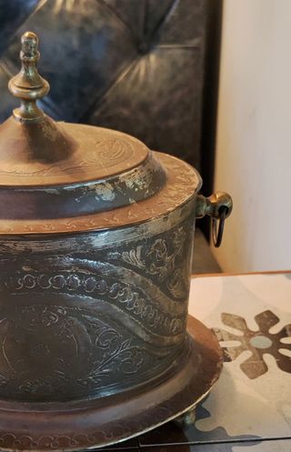 Caja de metal tallado. Artesanía árabe