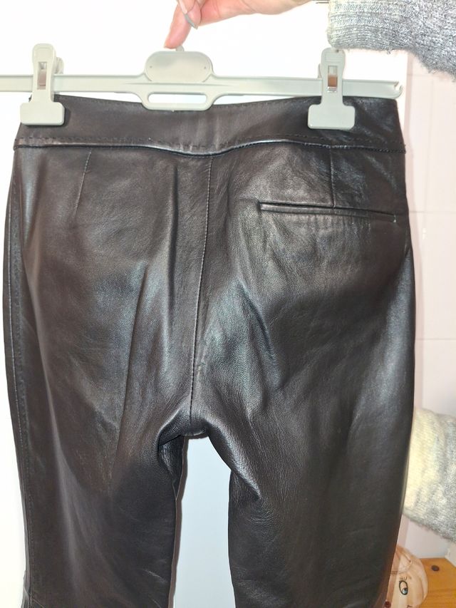 Pantalón de piel auténtica de mujer.