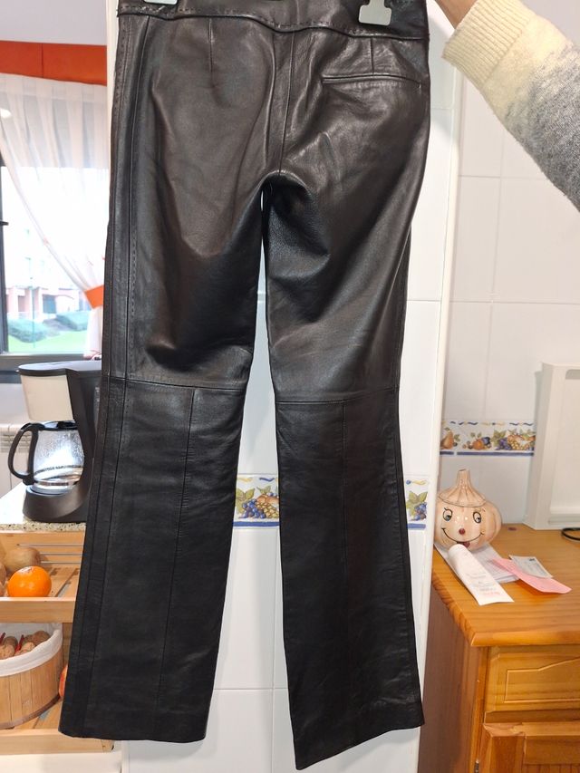 Pantalón de piel auténtica de mujer.