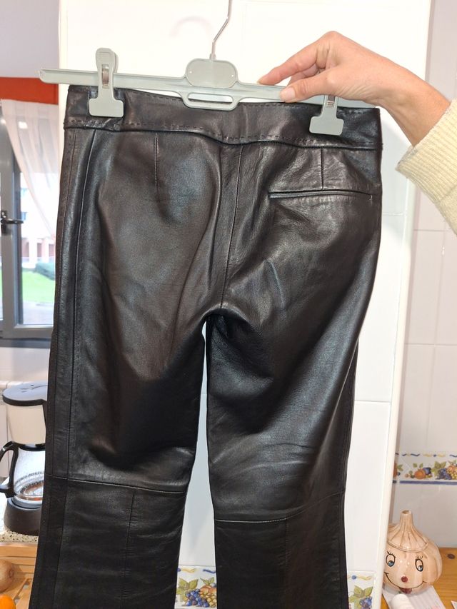 Pantalón de piel auténtica de mujer.