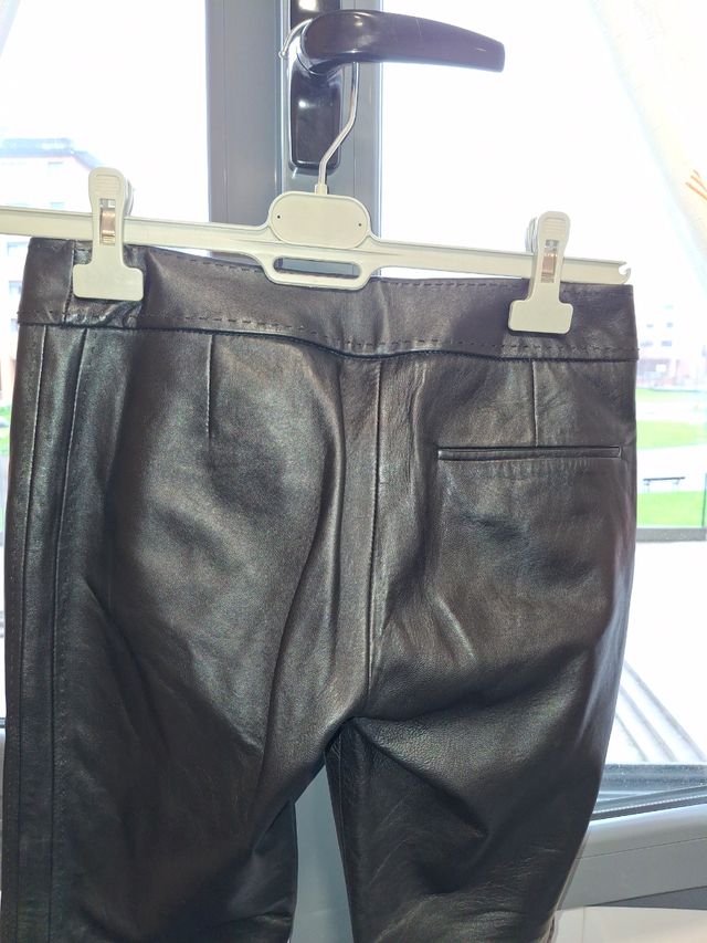 Pantalón de piel auténtica de mujer.