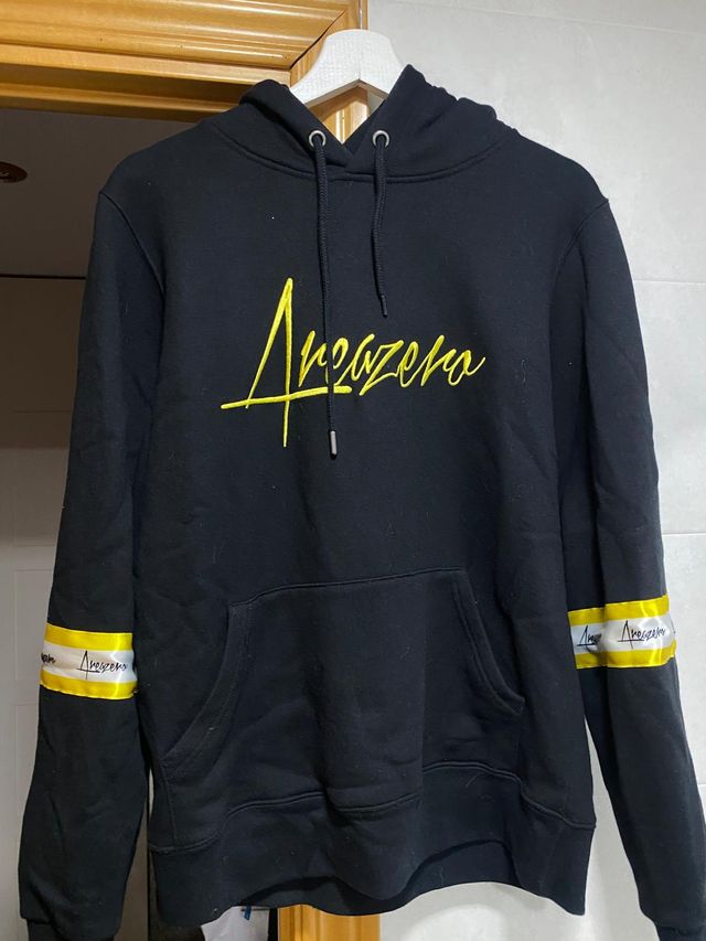 SUDADERA NEGRA Y AMARILLA CON CAPUCHA AREA ZERO
