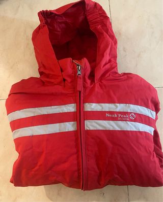 Chaqueta roja de nieve con capucha Neak Peak
