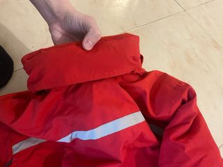 Chaqueta roja de nieve con capucha Neak Peak