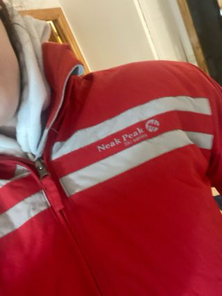 Chaqueta roja de nieve con capucha Neak Peak