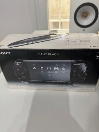 Sony PSP Slim 2004 y muchos juegos