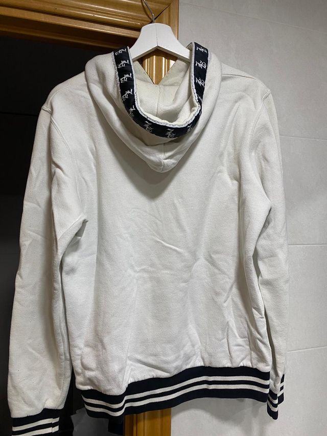 SUDADERA BLANCA CON CAPUCHA AREA ZERO