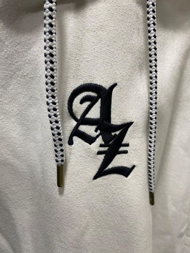 SUDADERA BLANCA CON CAPUCHA AREA ZERO