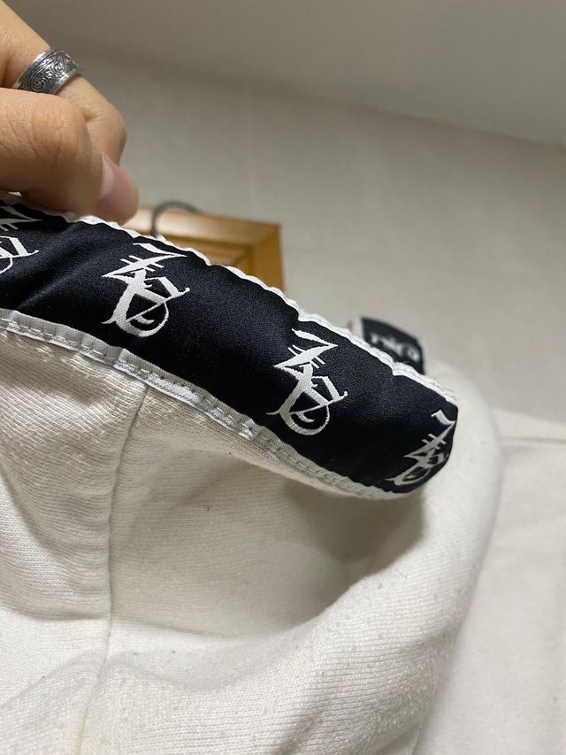 SUDADERA BLANCA CON CAPUCHA AREA ZERO