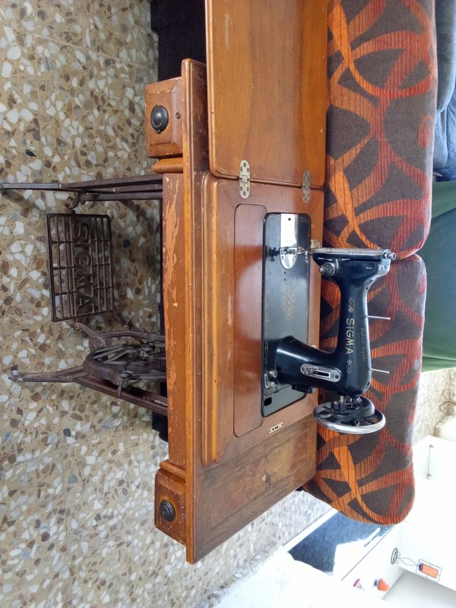 Antigua máquina de coser marca sigma