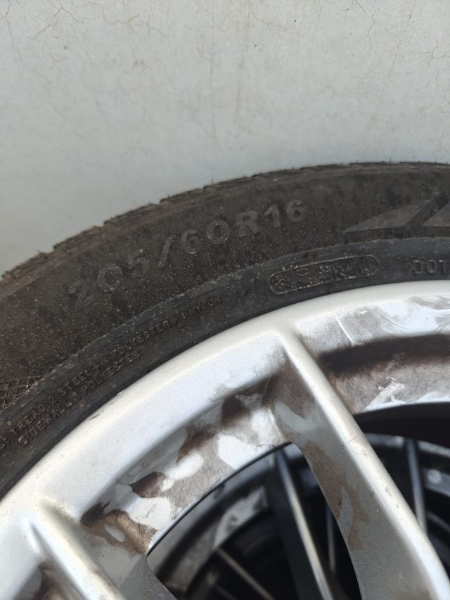 LLantas con neúmaticos incluidos.