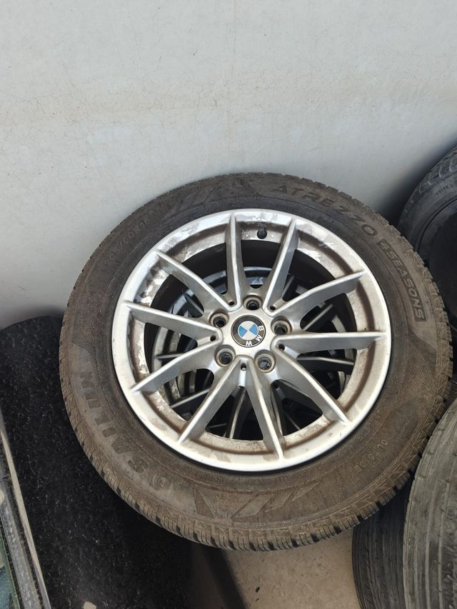 LLantas con neúmaticos incluidos.