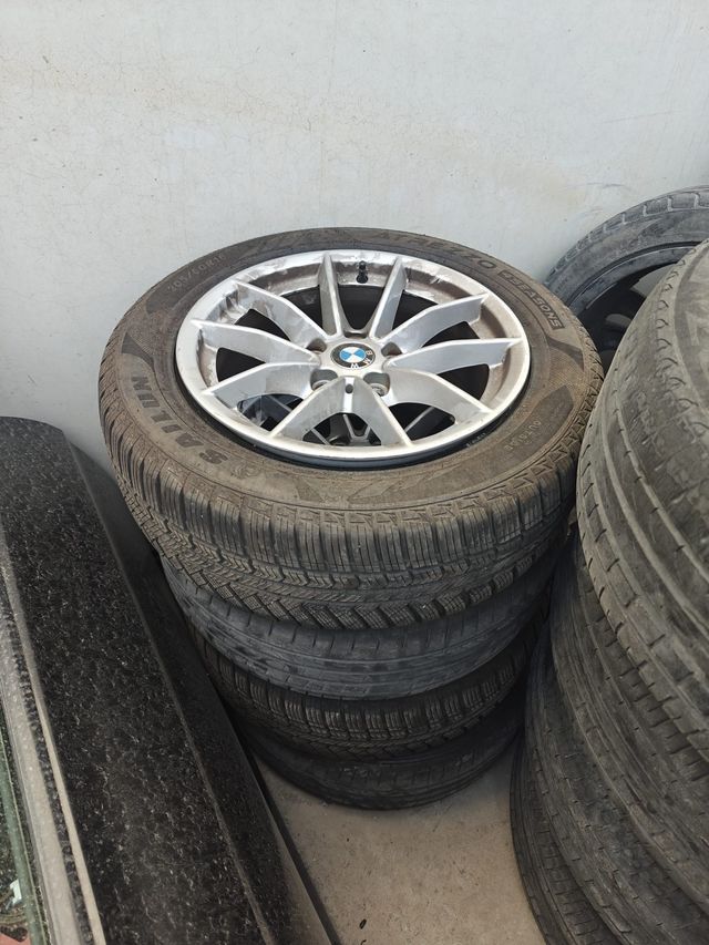 LLantas con neúmaticos incluidos.