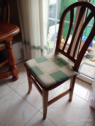 Mueble salón, 3 cuerpos. Mesa y 6 sillas. Pino mac