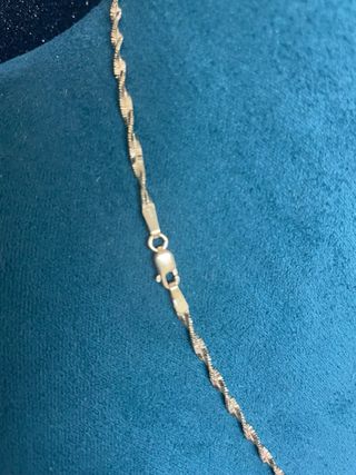Cadena con colgante de oro