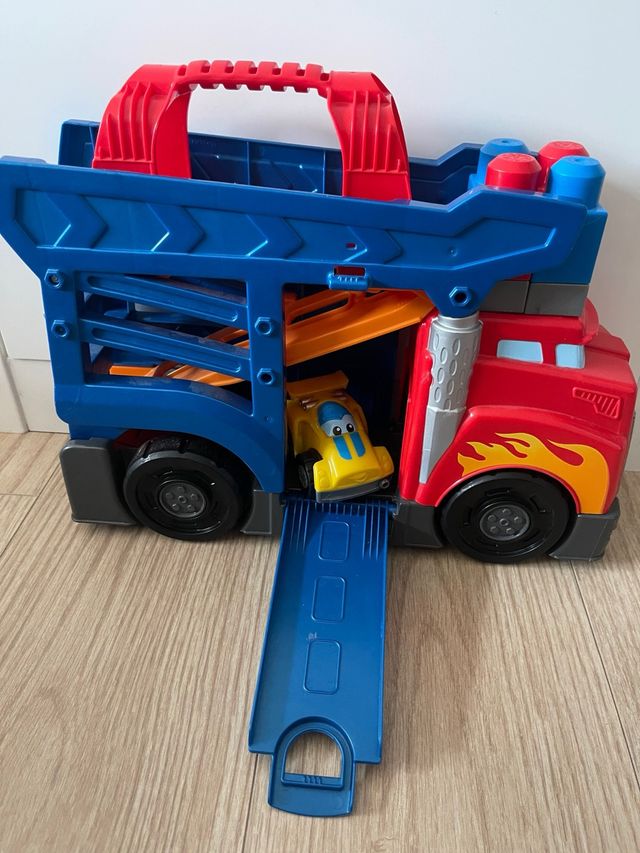 Camión de carrera y construcción