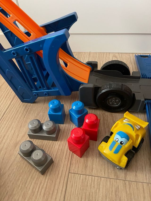 Camión de carrera y construcción