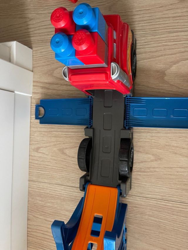 Camión de carrera y construcción