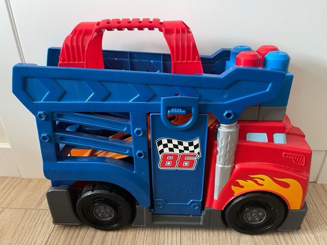 Camión de carrera y construcción