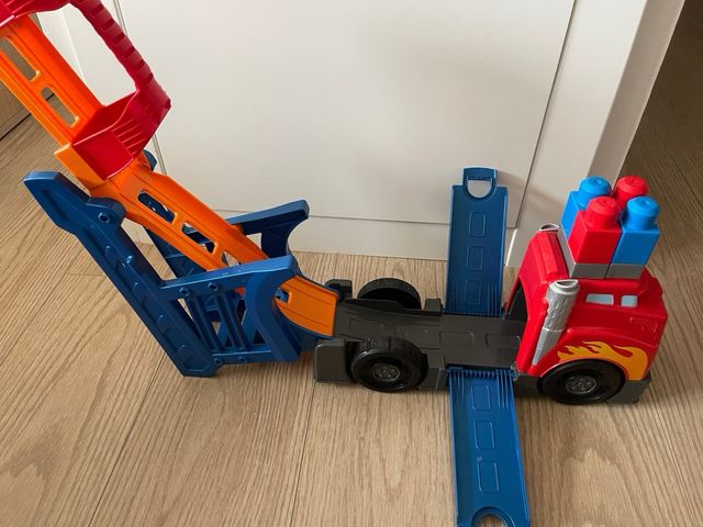 Camión de carrera y construcción