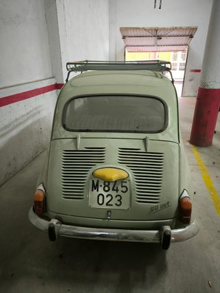 SEAT 600