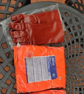 Impermeable con reflectante y guantes de goma 