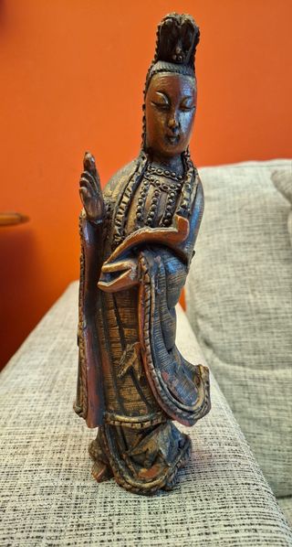 Statuina cinese in legno raffigurante Guan Yin