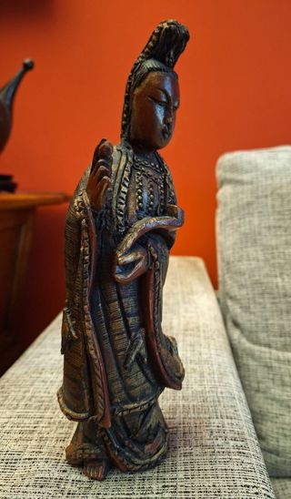 Statuina cinese in legno raffigurante Guan Yin